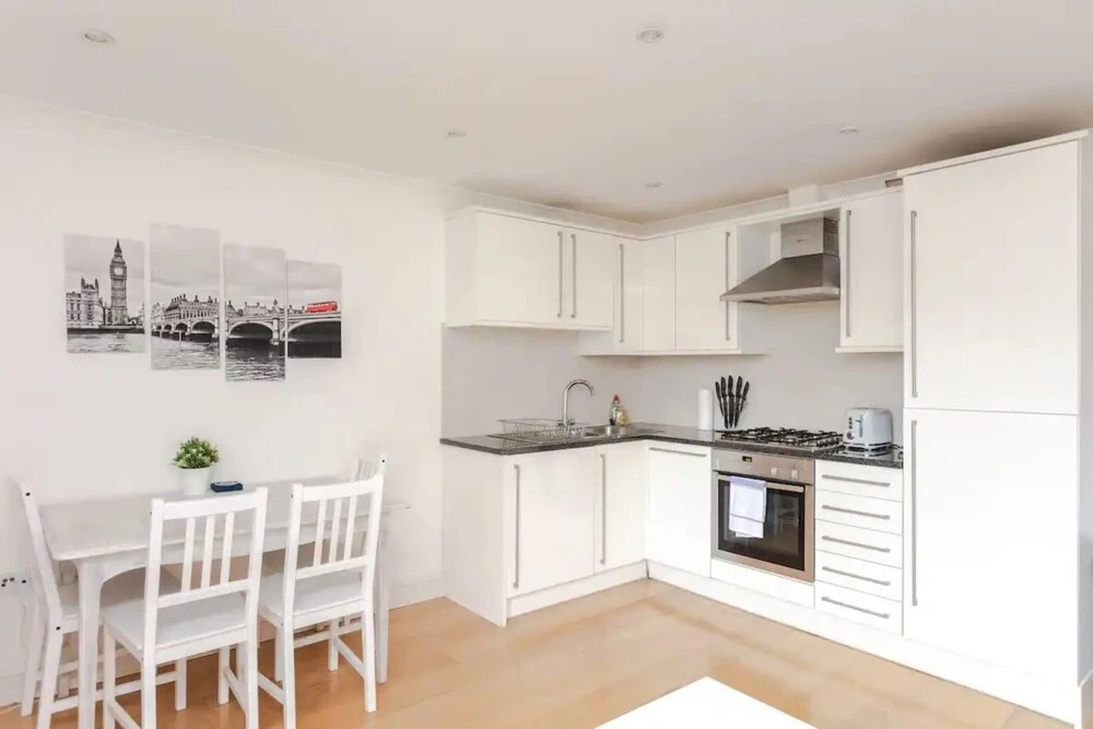 Homely 2 Bedroom Flat Near Embankment Station