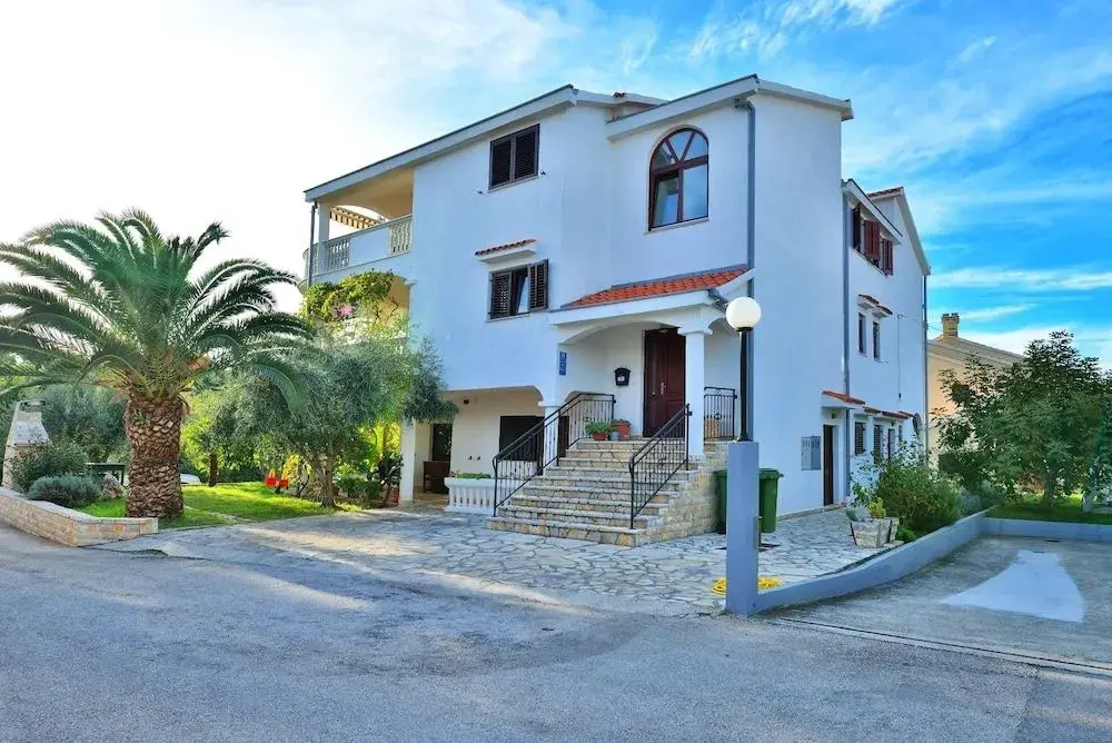 Ina Apartments