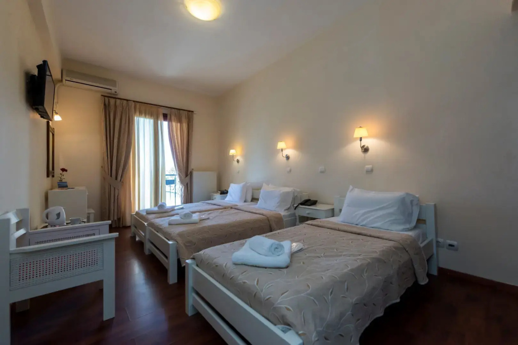 Standard Triple room with sea view