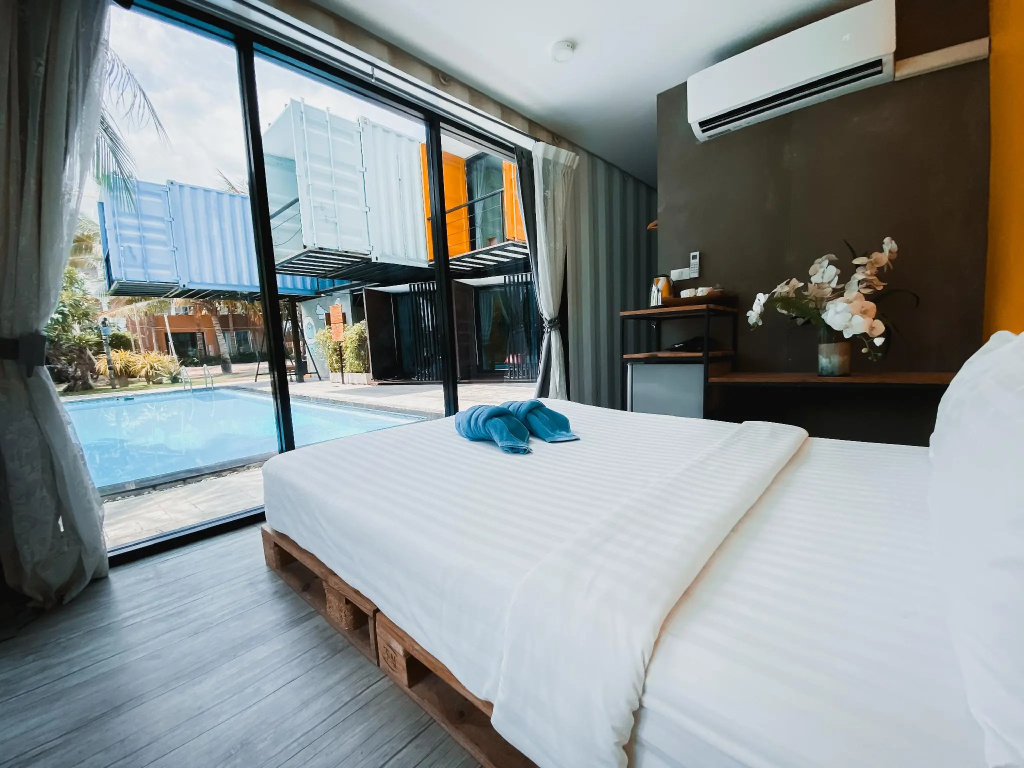 Standard room with pool view