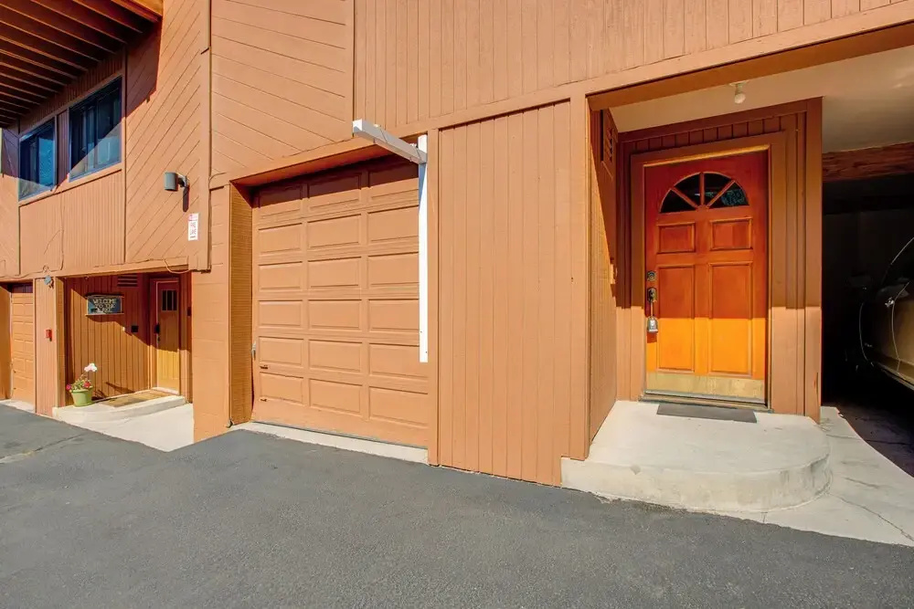 < 1 Mi to Diamond Peak: Townhome w/ Lake Views