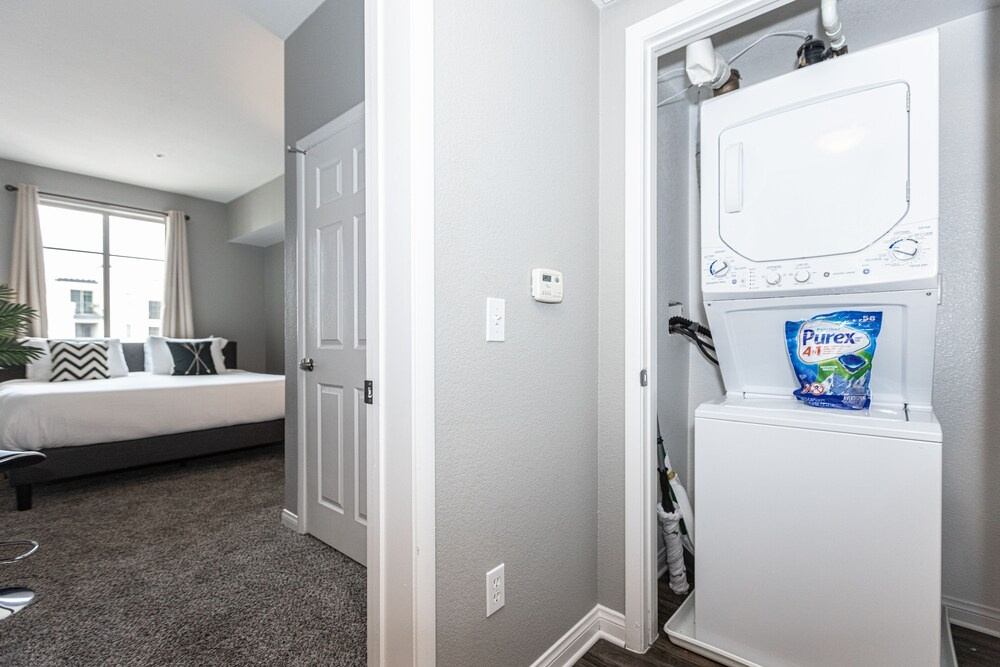 Lux Apt by SeaWorld. Pool, Hot Tub, Gym, King Beds