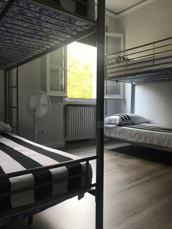 Кровать в общем номере в JMG Hostel Madrid