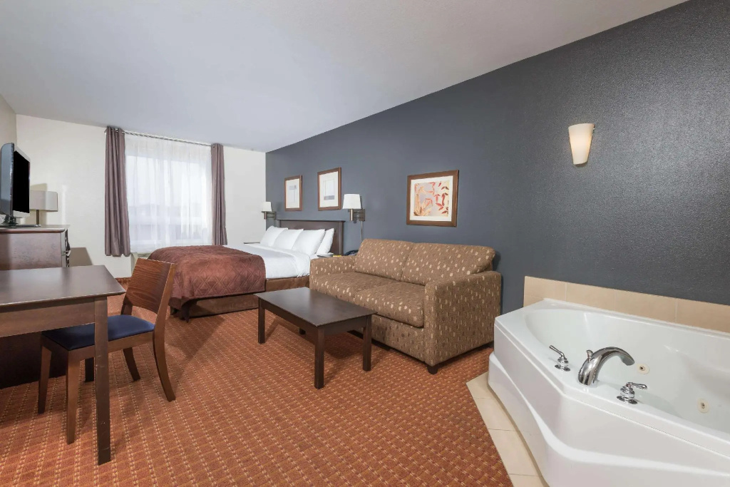 Deluxe Double Suite (full double bed)