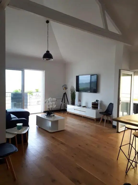 Maison et grande terrasse face mer