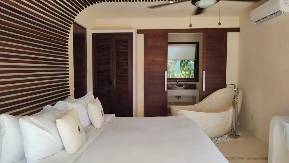 Deluxe Double room beachfront full double bed