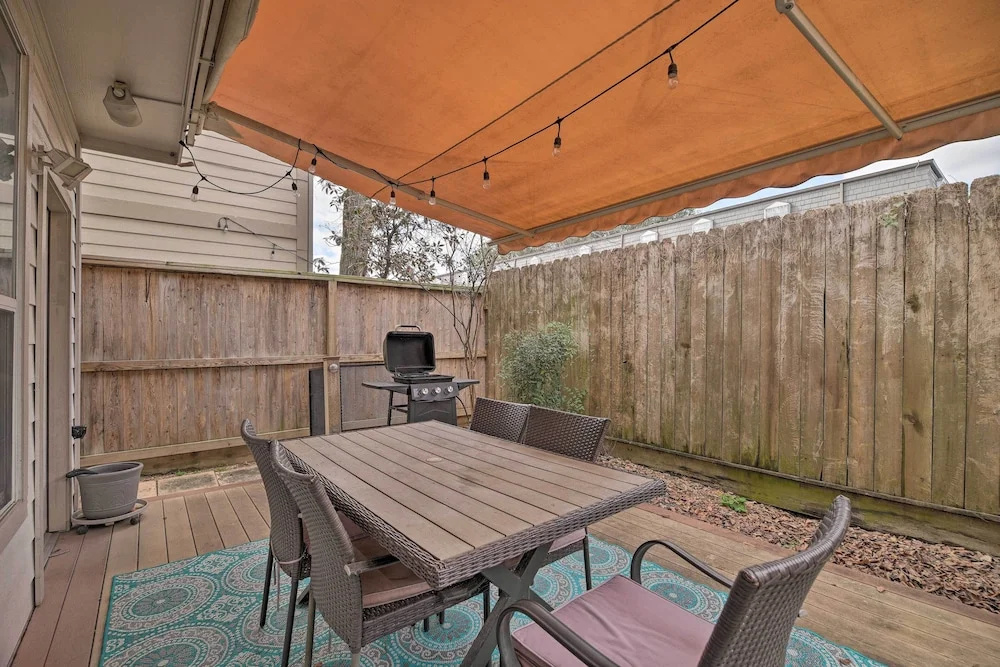 2,500 Sq Ft Townhome - Walk to Central River Oaks!