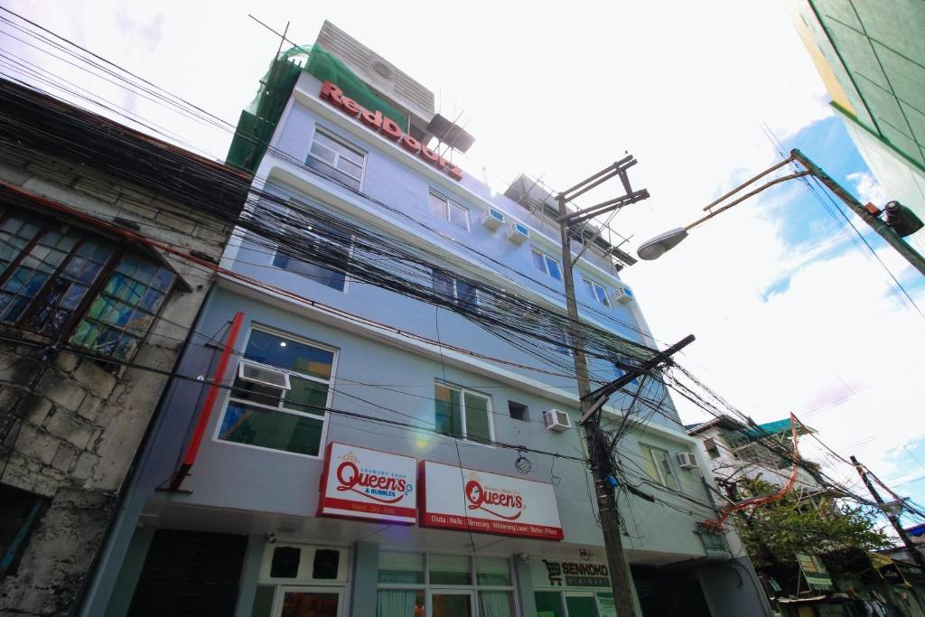 RedDoorz near Zobel Roxas St.
