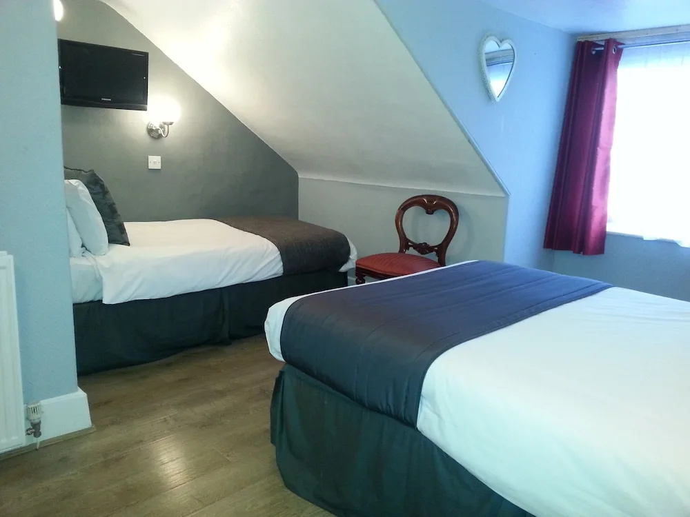 Standard Triple room with city view