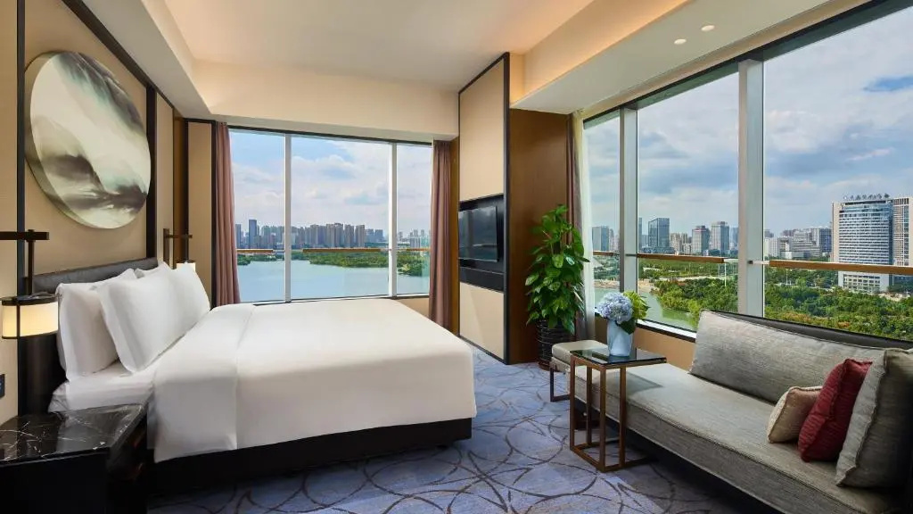 1 Bedroom Club Lounge Access Double Suite Lake View (full double bed)