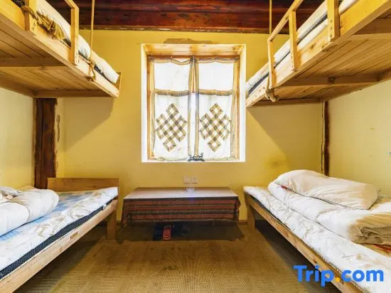Кровать в общем номере (мужской номер) в Up In The Air Youth Hostel
