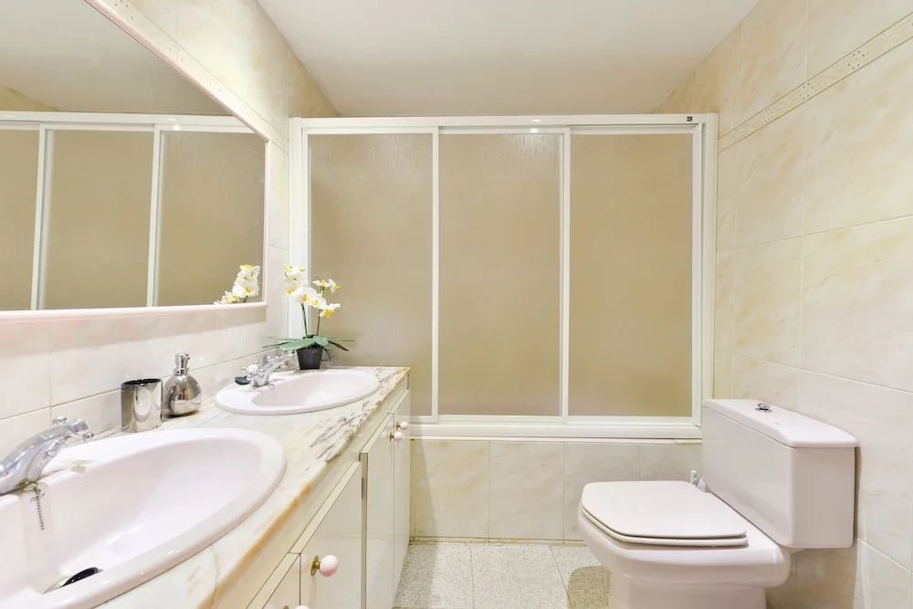 三臥室四人住宅，配有雙人床