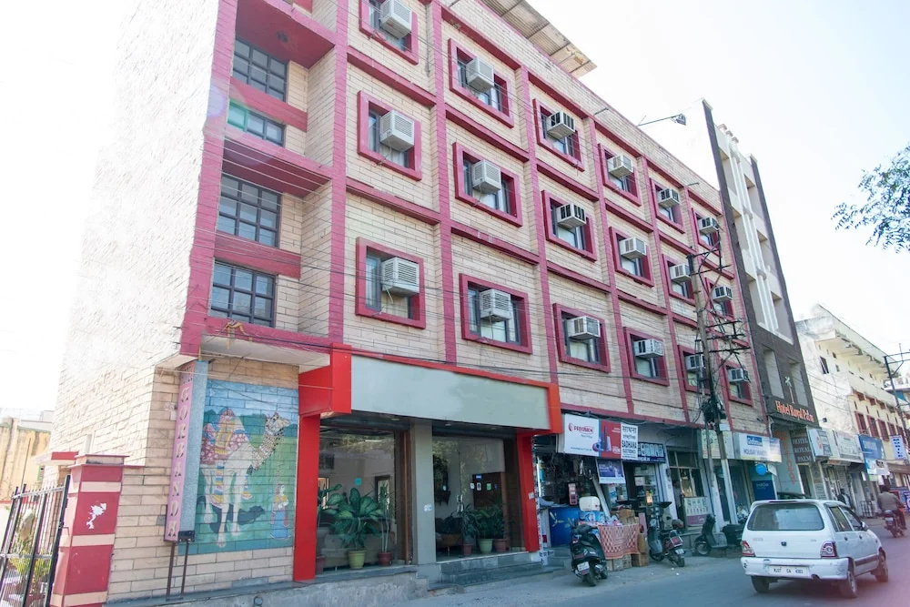 OYO 10323 Hotel Gorbandh