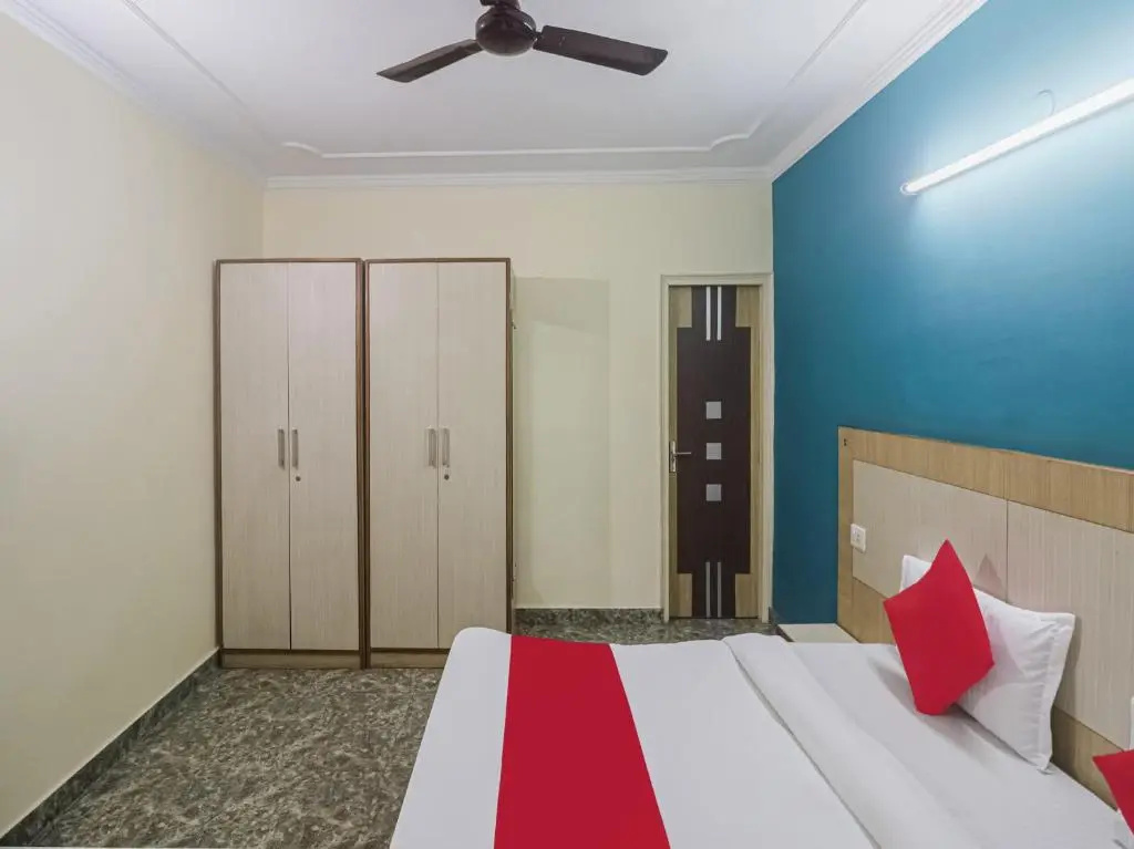 OYO 84923 Hotel Crown Inn