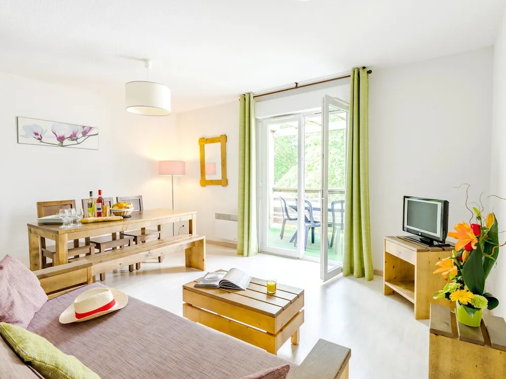 Lakeside Maisonette Retreat - Miniature 6