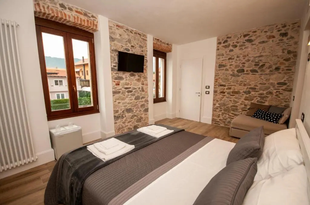 Deluxe Double room (full double bed)
