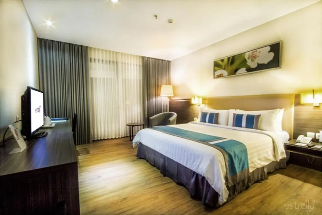Premier Double room with balcony (full double bed)