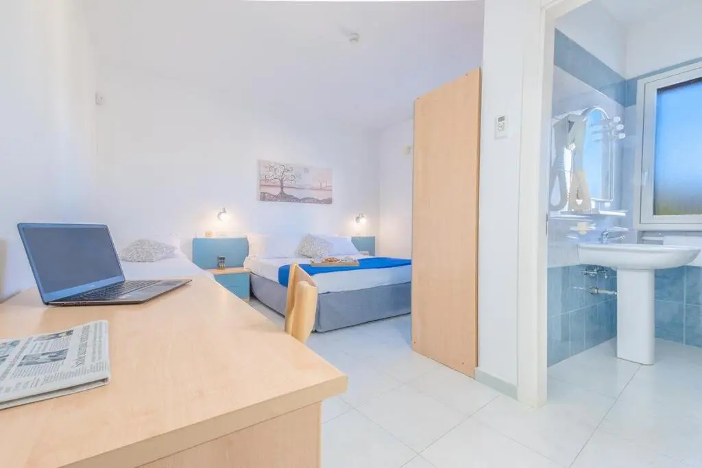 Standard Triple room with sea view