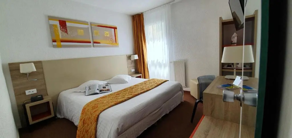 Classic Double room with city view (full double bed)