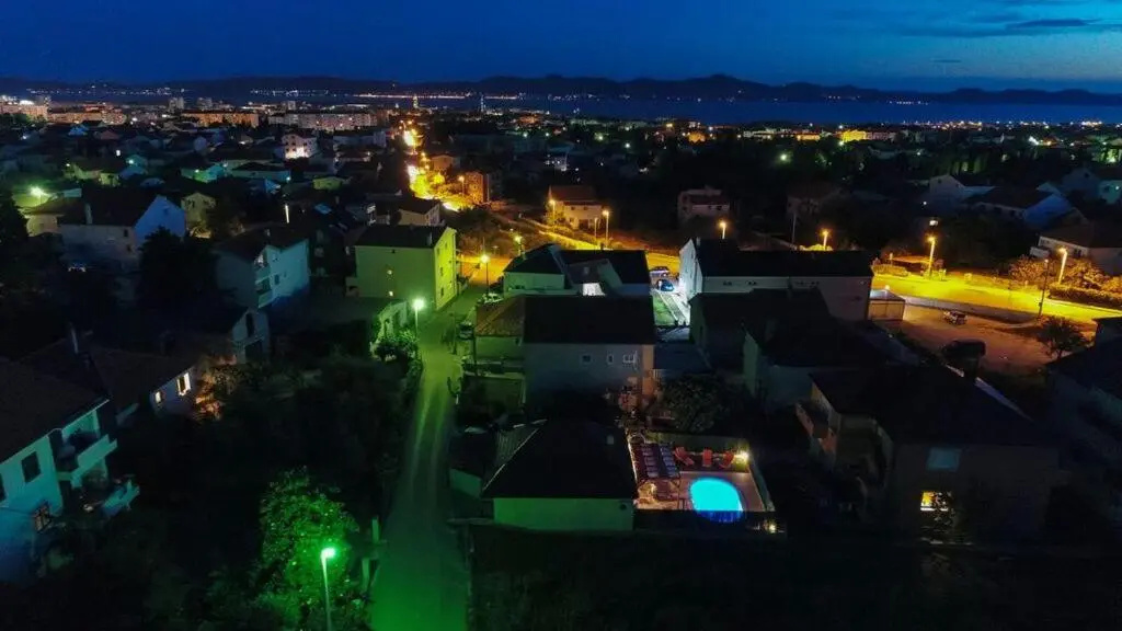 Holiday home Orange with heated pool and parking