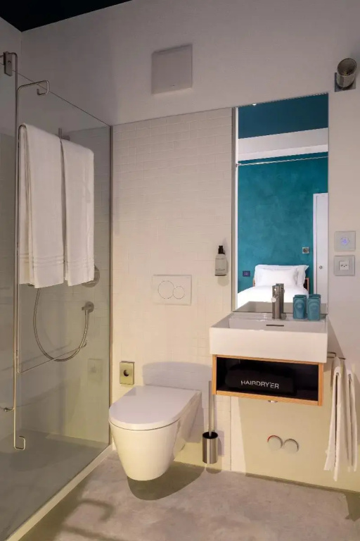 Standard Double room with lake view (full double bed)