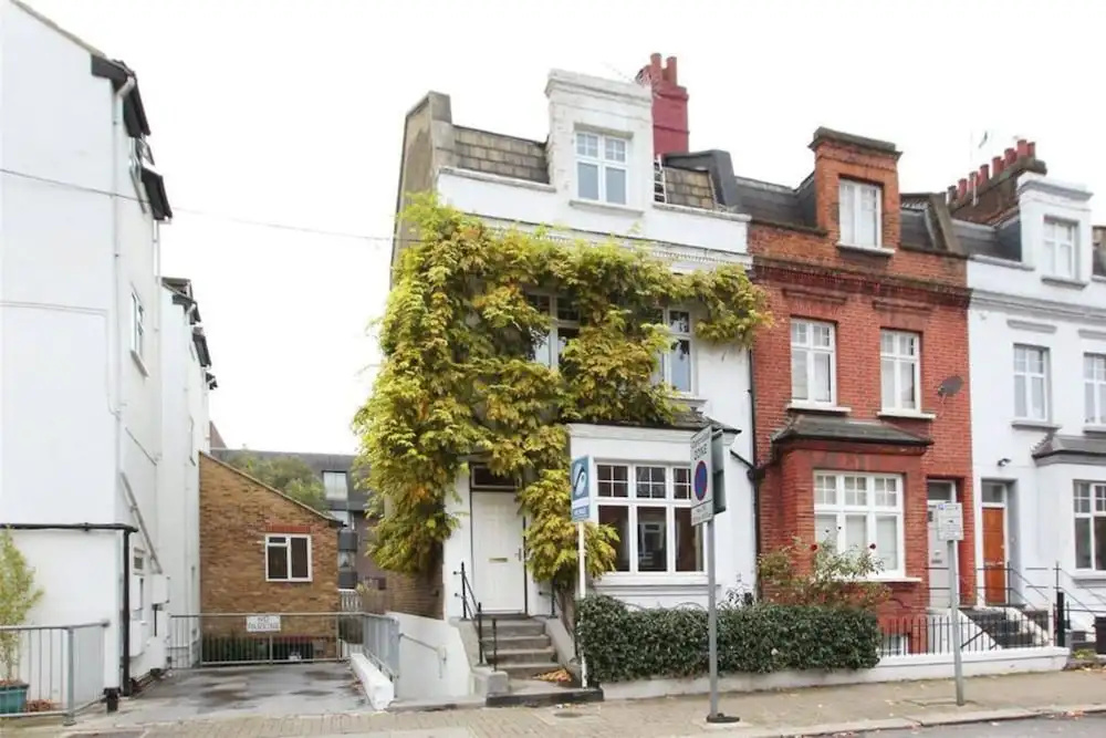 Modern 1 Bedroom Flat in Battersea With Patio