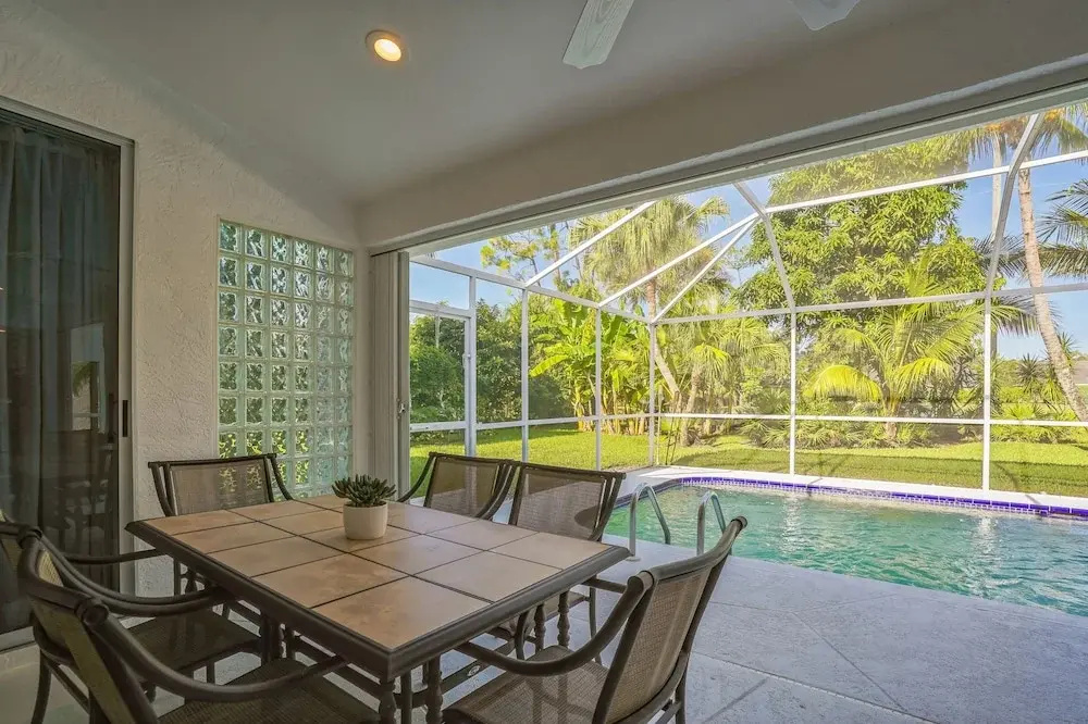 Relaxed Tropical Retreat 5 Miles To Beach 3 Bedroom Home