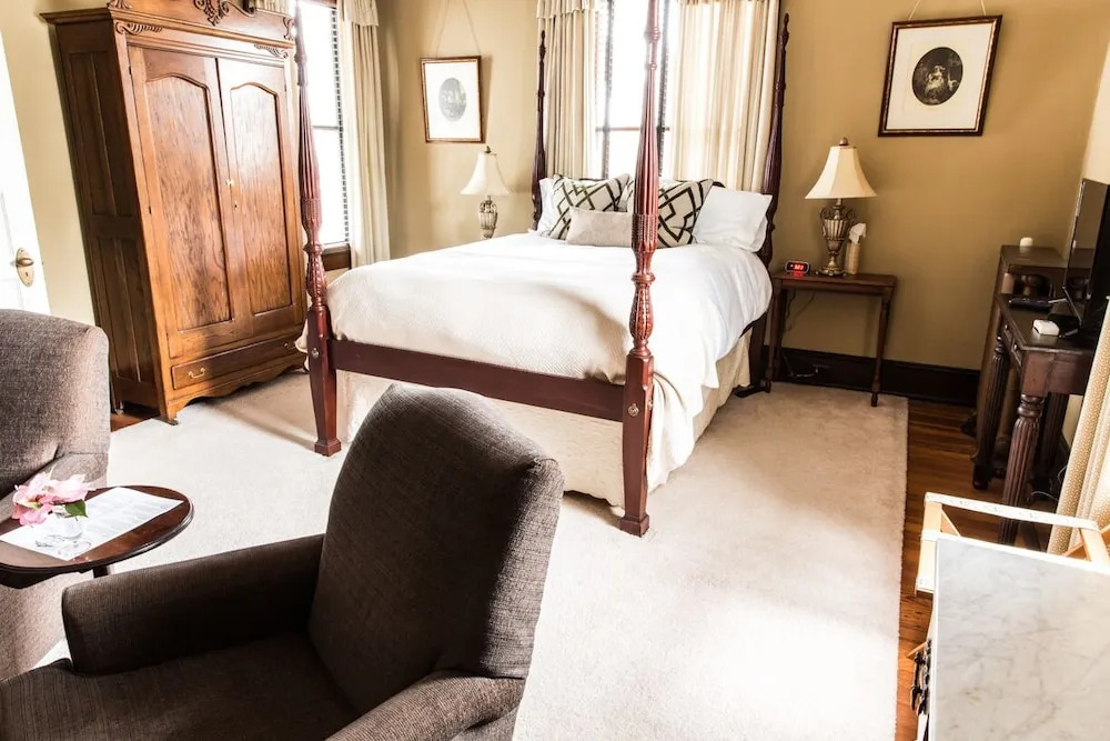 Double Oaks Bed and Breakfast — фото 5