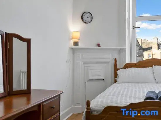Leith Walk 2BR Apartment | Pool Table | City Tram