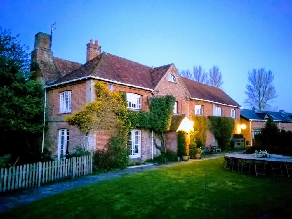 4 Bedrooms Single Cottage