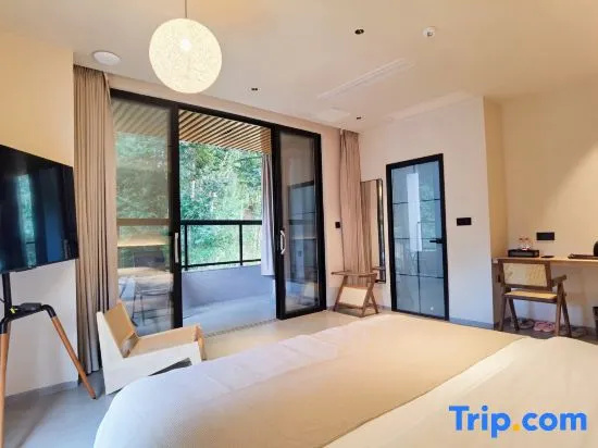 Deluxe Double room (full double bed)