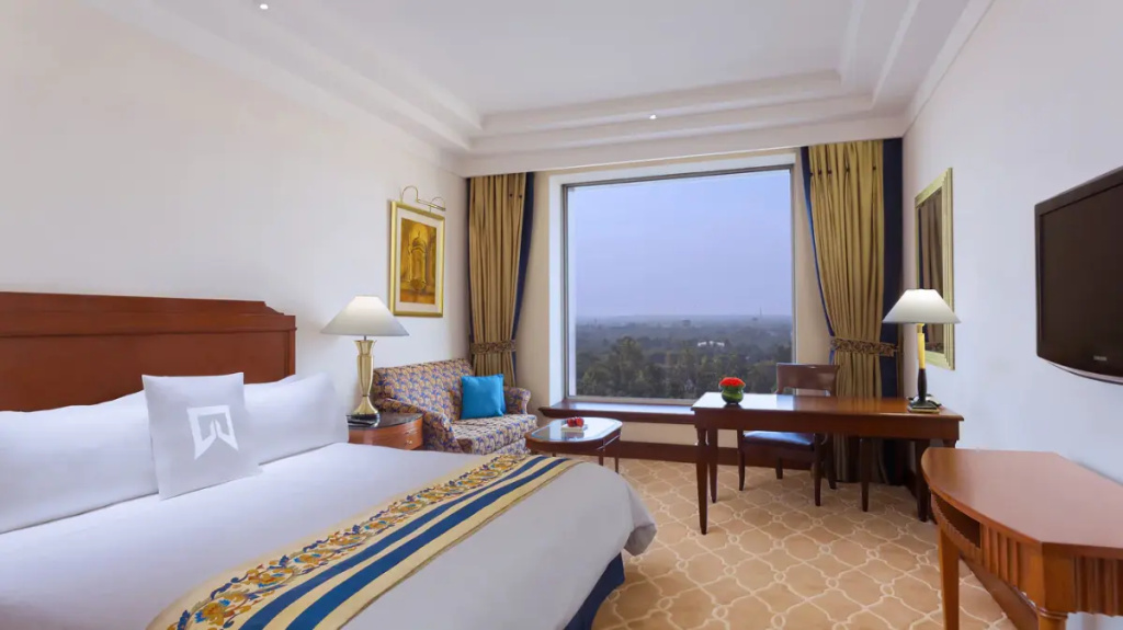 Deluxe Room, Guest room, Queen, City view, Pool access