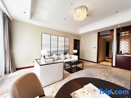 Семейный люкс в Phoenix Hotel