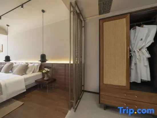Standard Double room with canal view (full double bed)
