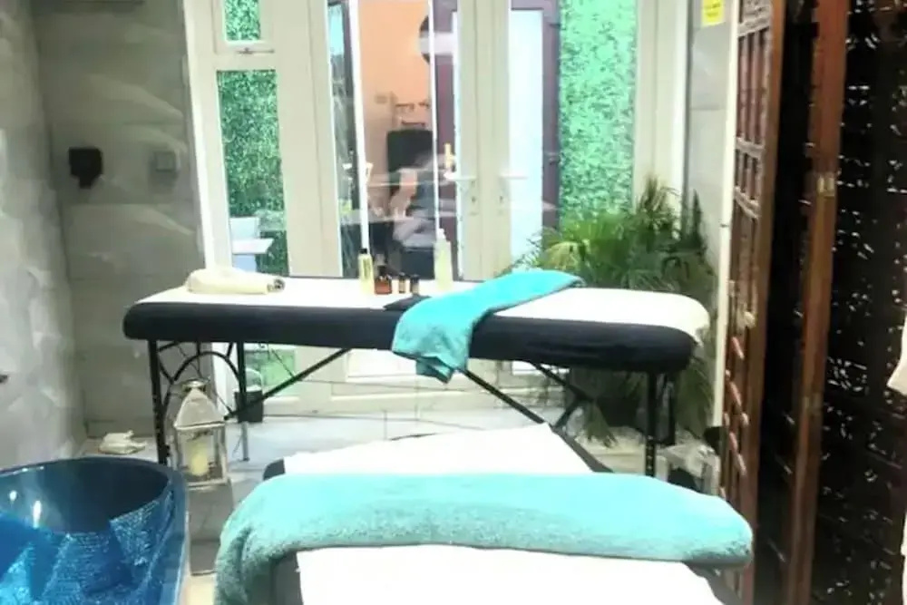 1-bed Apartment With Private hot Tub, Sauna & gym