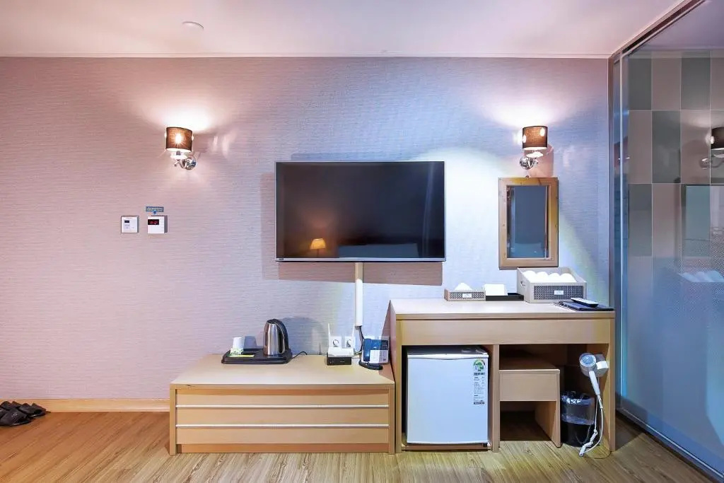 Deluxe Double room (full double bed)