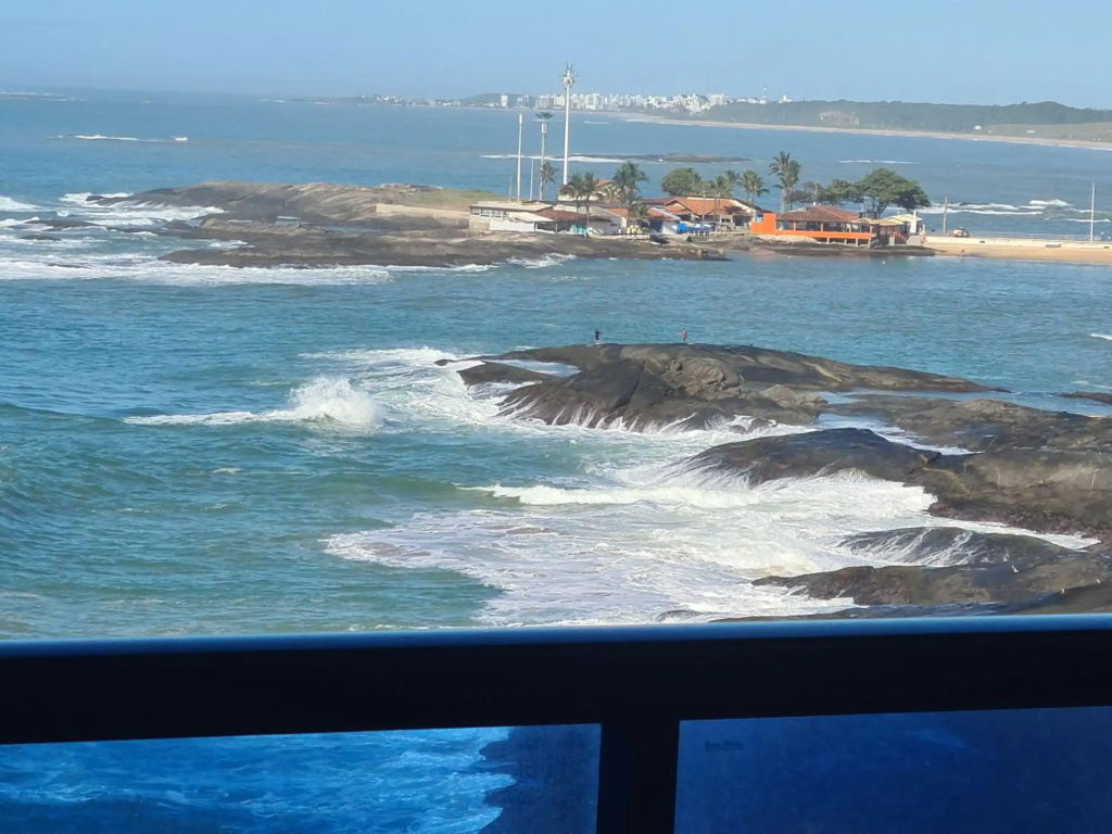 Linda vista (De Frente Para a Praia das Virtudes), 3 quartos (1 Suíte), mobiliado, Wi-Fi, TV Smart!