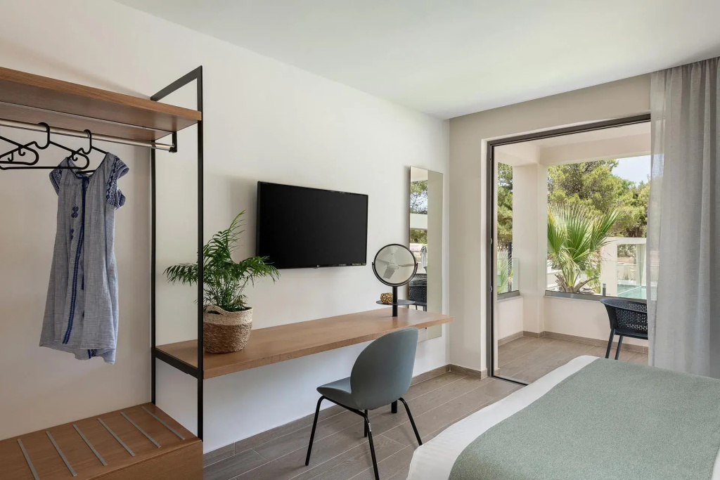 Junior Suite with pool view