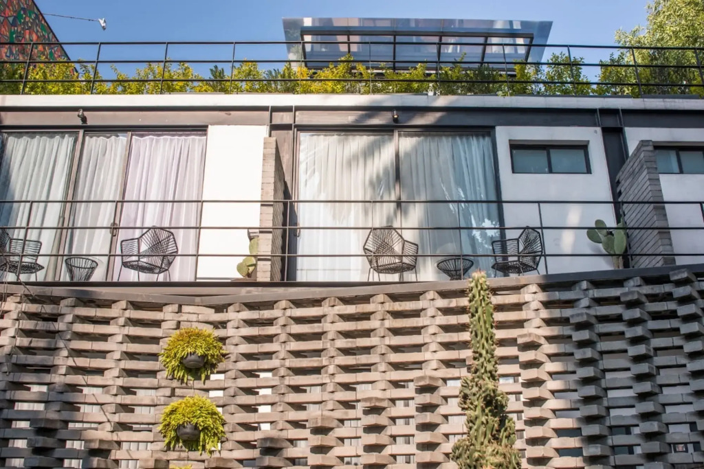 HOTEL PUG SEAL POLANCO ALLAN POE by null HOTEL PUG SEAL POLANCO ALLAN POE by null