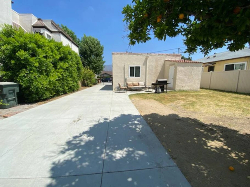 CHARMING 2-BEDROOM BUNGALOW HOME IN GLENDALE (p4)