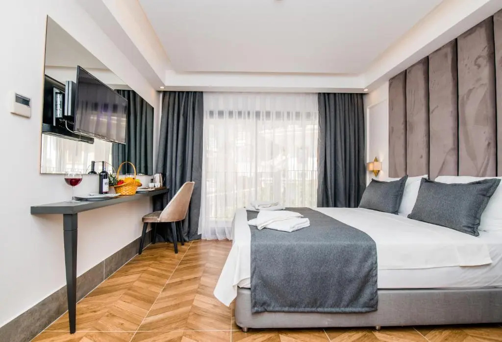 Deluxe Double room with partial sea view (full double bed)