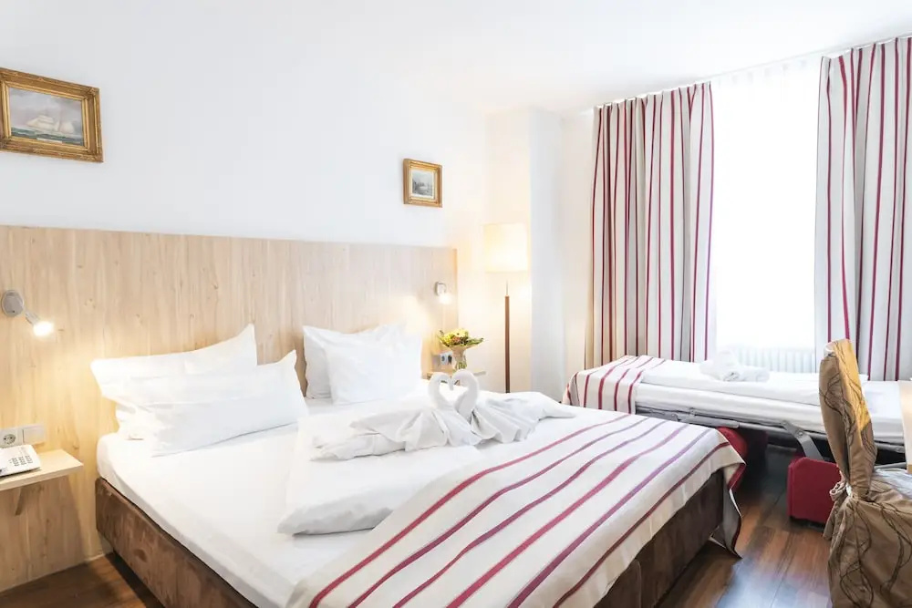 Standard Triple room with balcony