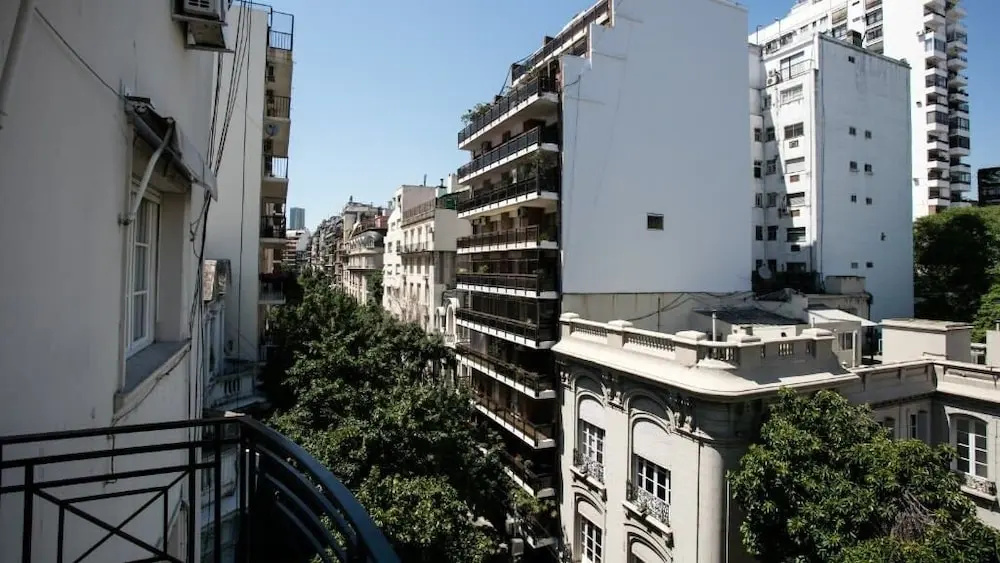 El Jacaranda Large 3 BR With Balcony in Recoleta