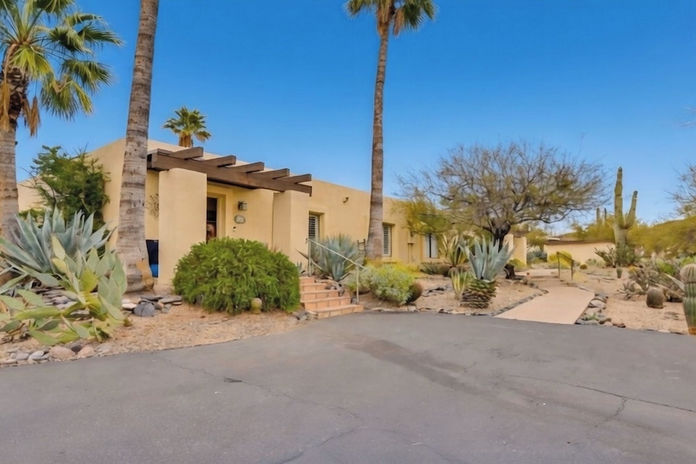 Peaceful Cave Creek Retreat: Walk to Town & Trails