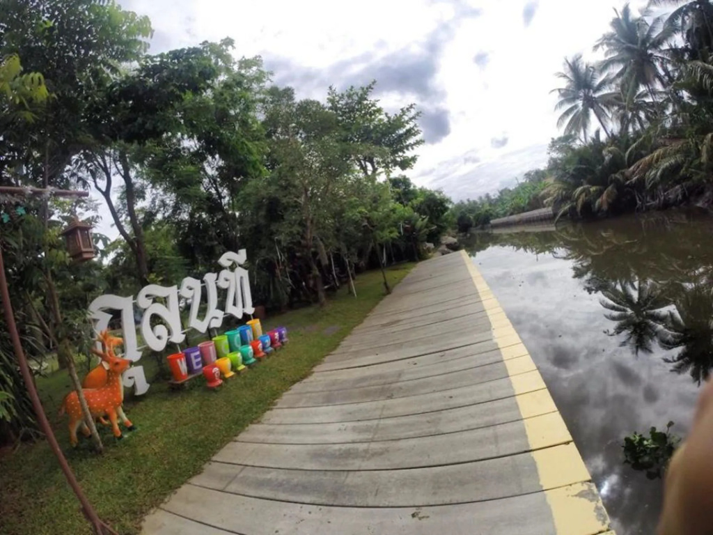 Aioun At Amphawa