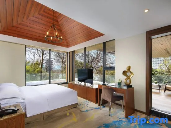 Double Suite with lake view (twin beds)