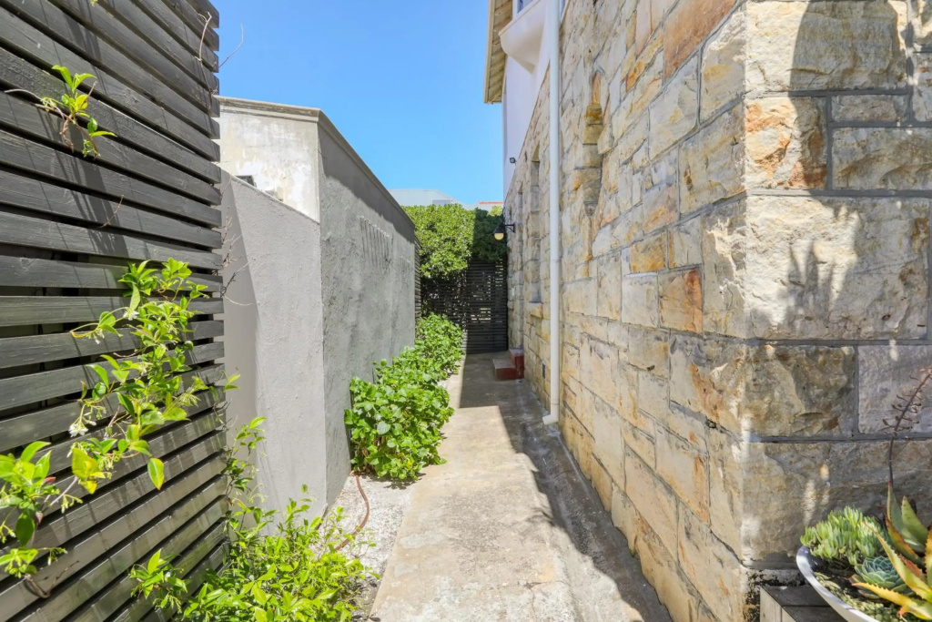 Behr Road Contemporary Cottage