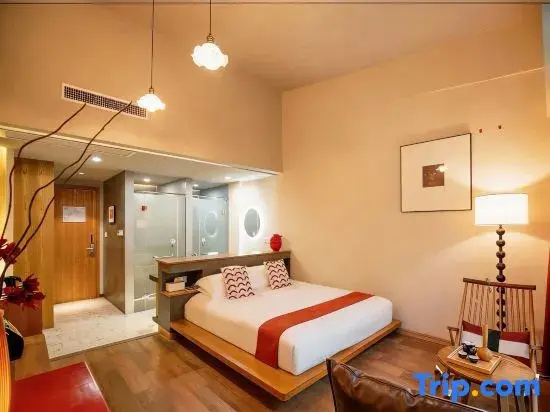 Standard Double room with lake view (full double bed)