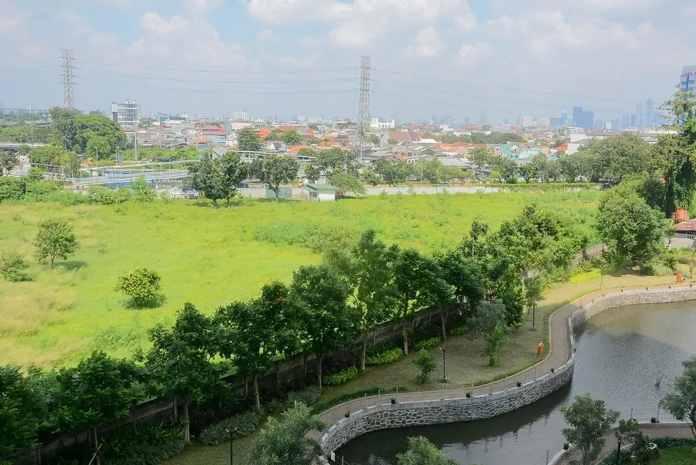 Functional Studio Green Pramuka Apartment near Shopping Center