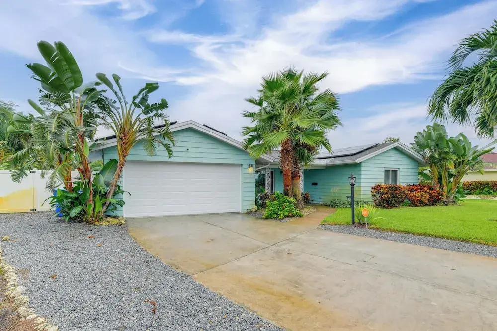 Private Hot Tub, Pool & Yard: Modern Bradenton Gem